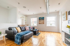 Modern 2 BR Condo - Heart of Leslieville